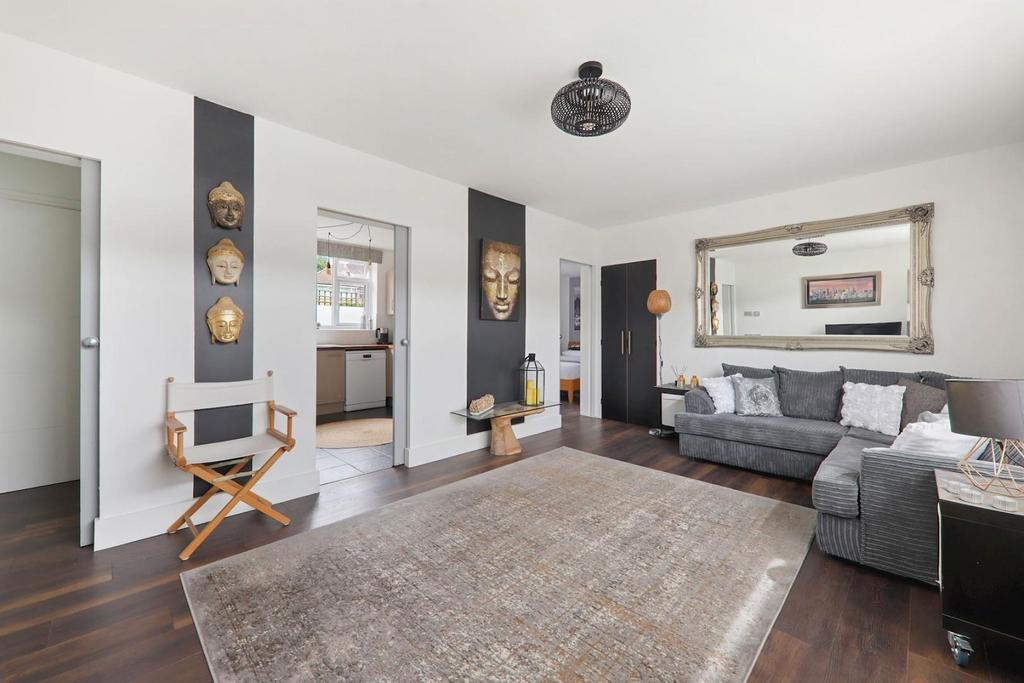 Chelsfield Gardens, London 1 bed for sale £375,000