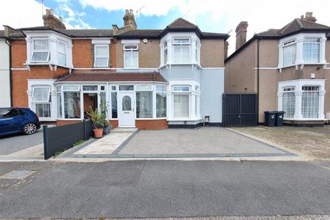 4 bedroom end of terrace house for sale, Blythswood Road, Ilford