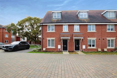 4 bedroom townhouse to rent, Firecracker Drive, Locks Heath, Southampton