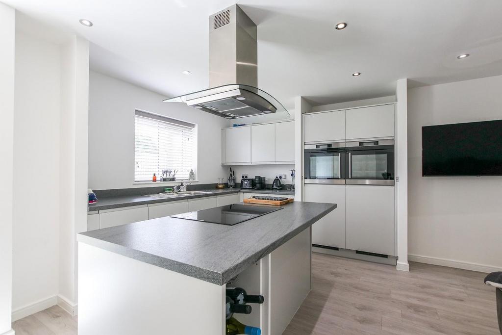 Kitchen/ Dining Room
