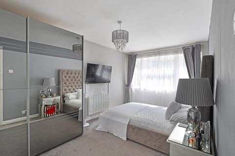 2 bedroom flat for sale, Peterson Court, Loughton IG10