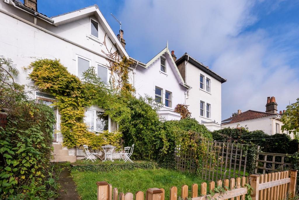 Chilton Road, Bath BA1 3 bed house £2,295 pcm (£530 pw)