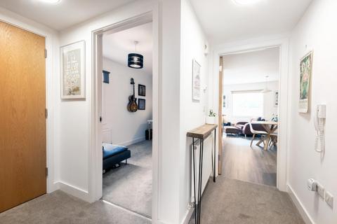 2 bedroom flat to rent, Crown Road, Bath BA1