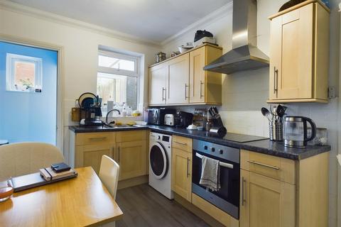 2 bedroom flat to rent, Milner Road, Brighton