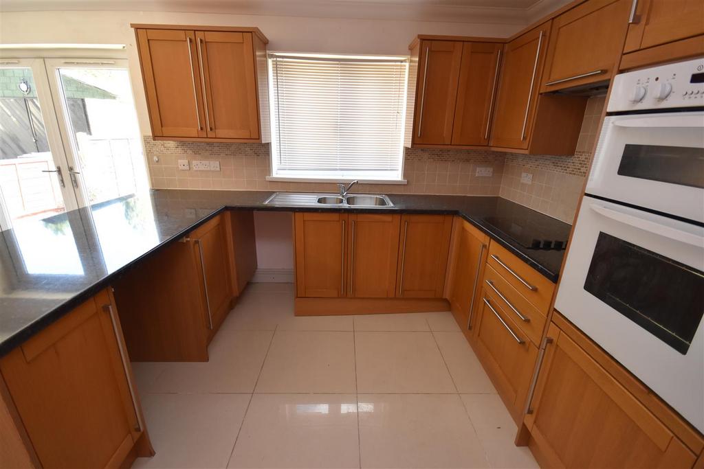 Wheatley Avenue, Corby NN17 3 bed detached house to rent £1,100 pcm (£254 pw)