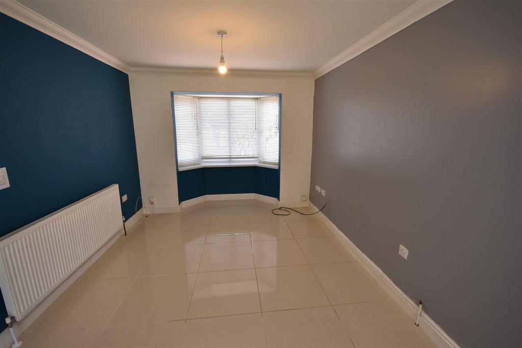 Wheatley Avenue, Corby NN17 3 bed detached house £1,100 pcm (£254 pw)