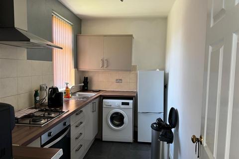 2 bedroom flat to rent, 15 Deneholm