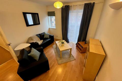 2 bedroom flat to rent, Chorlton Road, Manchester M15 4AR