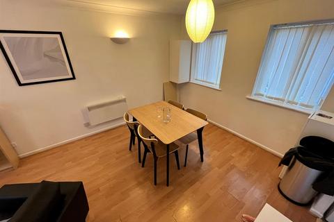 2 bedroom flat to rent, Chorlton Road, Manchester M15 4AR