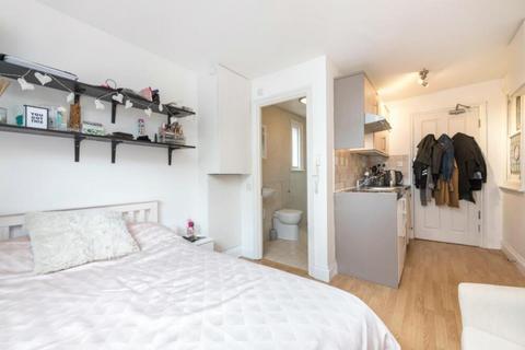 Studio to rent, Goldhurst Terrace, West Hampstead, London, NW6