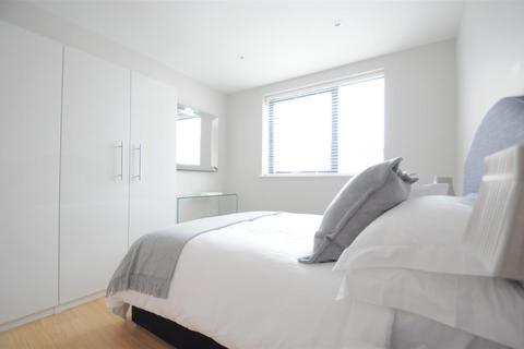 2 bedroom flat to rent, High Street, Guildford GU1