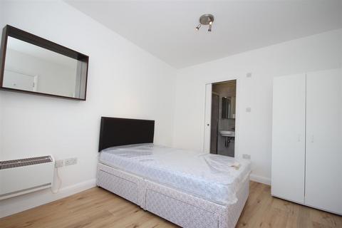 Studio to rent, High Street, Harlesden, NW10 4SL