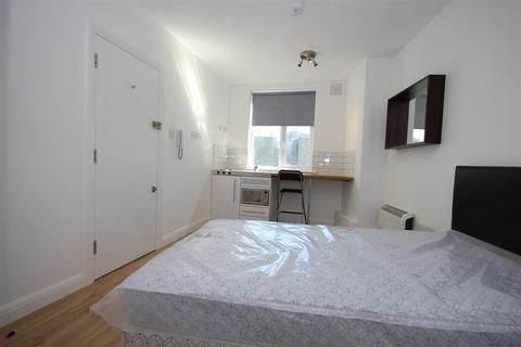 Studio to rent, High Street, Harlesden, NW10 4SL