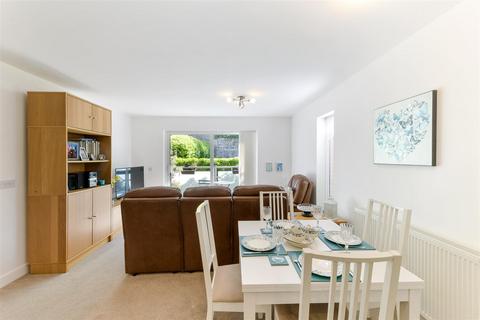 1 bedroom flat for sale, Canalside, Redhill RH1
