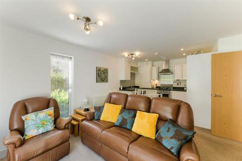 1 bedroom flat for sale, Canalside, Redhill RH1