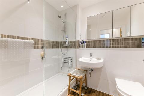 196 Canalside, Redhill, RH1 2FW