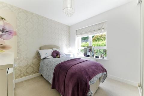 196 Canalside, Redhill, RH1 2FW