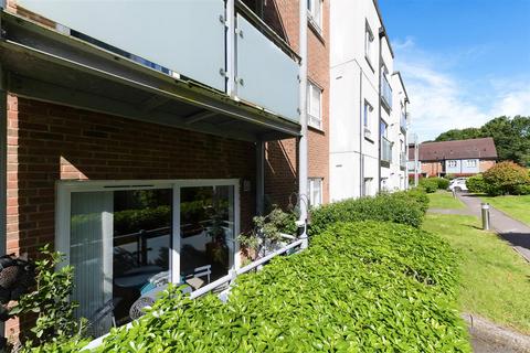 196 Canalside, Redhill, RH1 2FW
