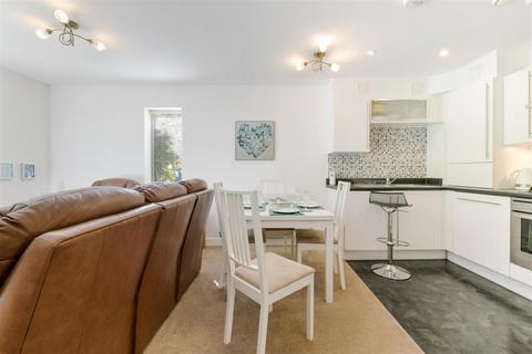 196 Canalside, Redhill, RH1 2FW