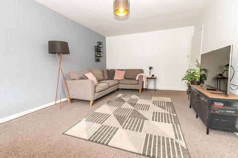2 bedroom apartment to rent, Rookfield Avenue, Sale