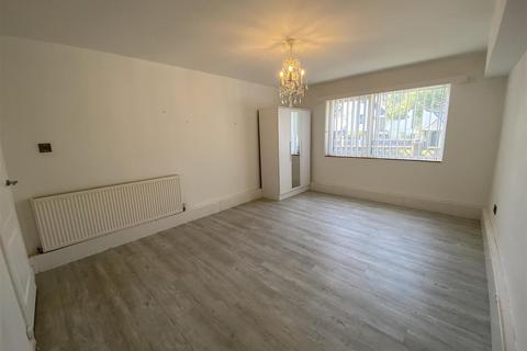 3 bedroom flat to rent, Sutherland Avenue, Bexhill-On-Sea