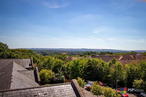 2 bedroom flat for sale, Truly stunning southerly views at Lockhart Court, Haywards Heath