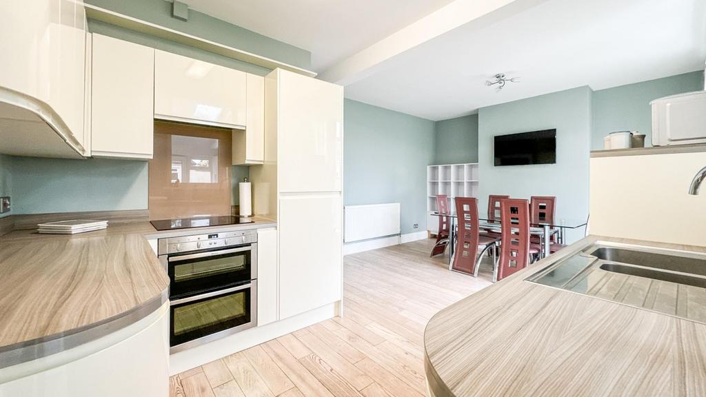 Open Plan Kitchen /Dining Room