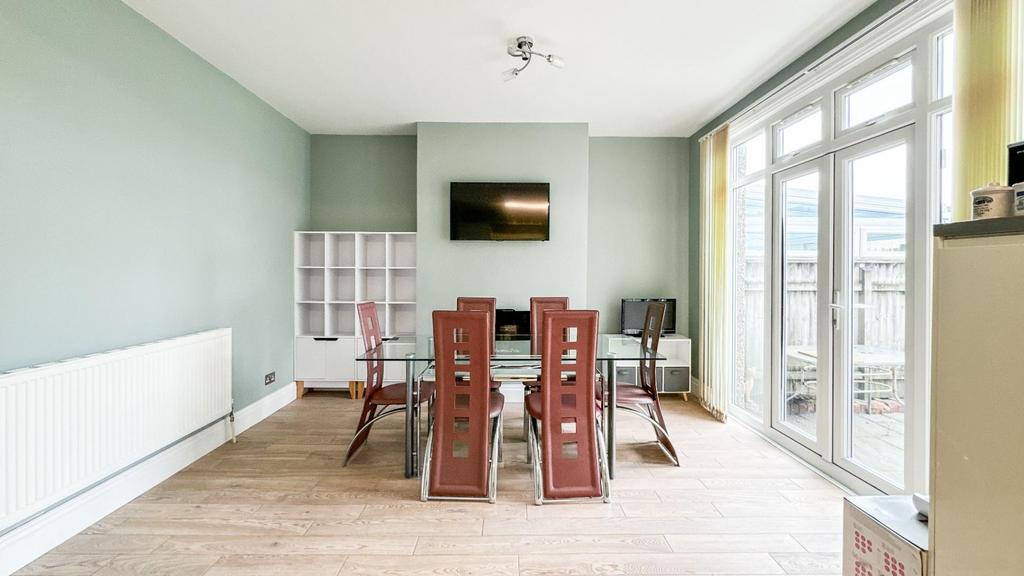 Open Plan Kitchen /Dining Room