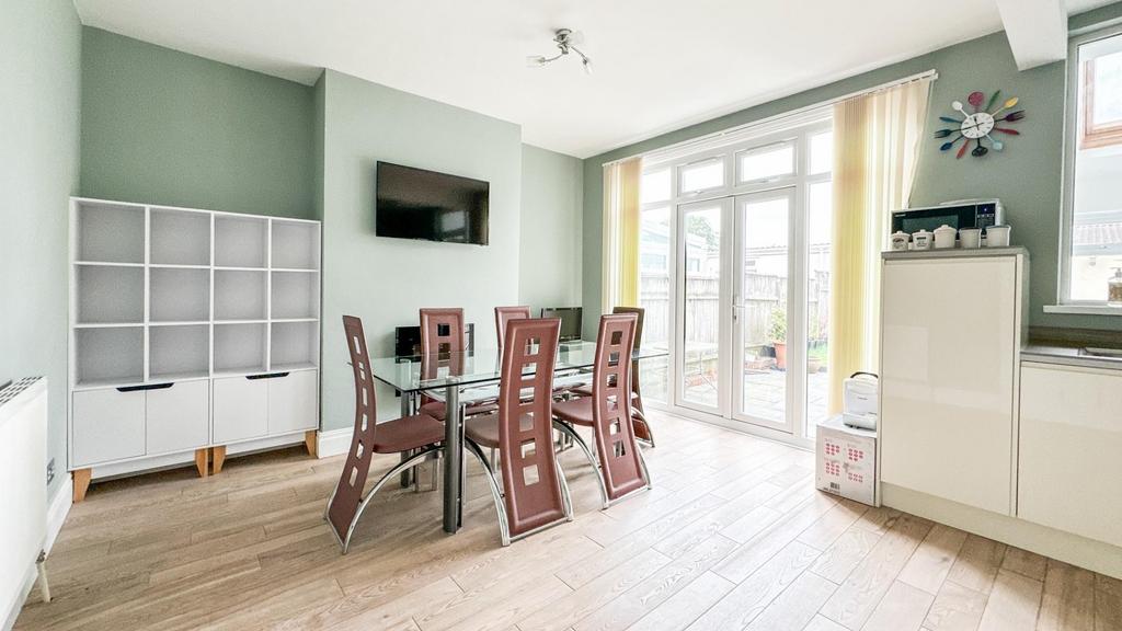 Open Plan Kitchen /Dining Room