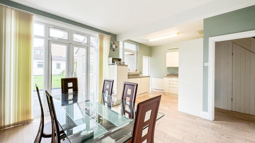 Open Plan Kitchen /Dining Room