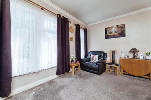 1 bedroom flat for sale, Haroldstone Road, London