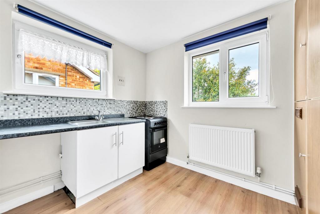 Colyer Close, London SE9 2 bed £1,575 pcm (£363 pw)