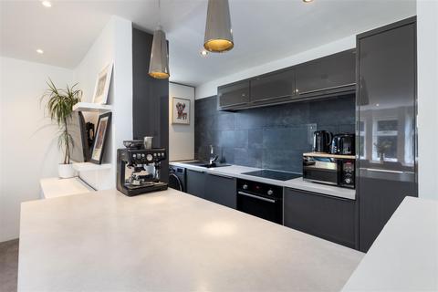 2 bedroom flat for sale, Chartfield Avenue, London