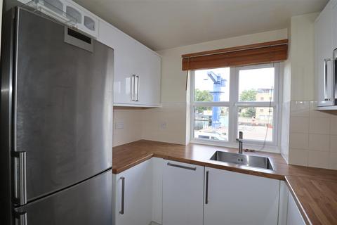 2 bedroom apartment to rent, Windsock Close, Surrey Quays