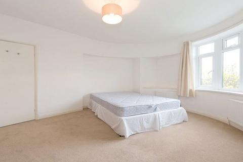 Studio to rent, NW2