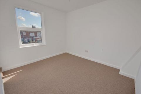 2 bedroom terraced house to rent, Westfields, Castleford, WF10