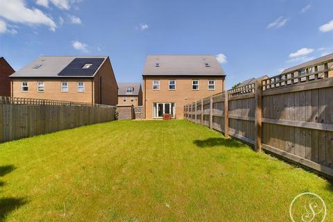 4 bedroom semi-detached house for sale, Chantrey Close, Leeds