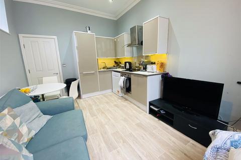 2 bedroom flat to rent, BPC01596 West Park, Bristol, BS8