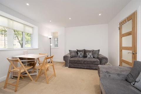 2 bedroom flat to rent, Warwick Lodge