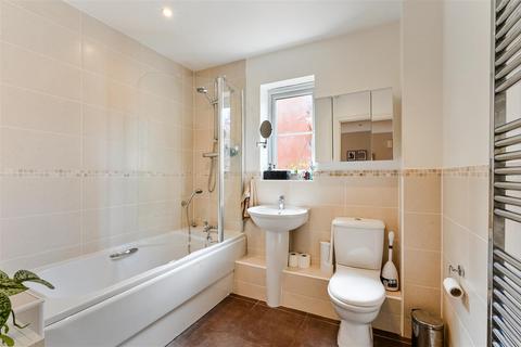 2 Bankside, Epsom, KT17 3AR