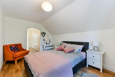 2 Bankside, Epsom, KT17 3AR
