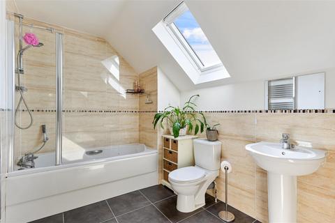2 Bankside, Epsom, KT17 3AR