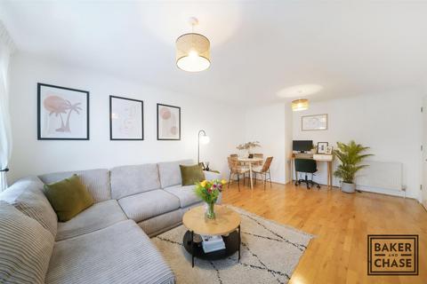 1 bedroom flat for sale, Cobham Close, Enfield EN1