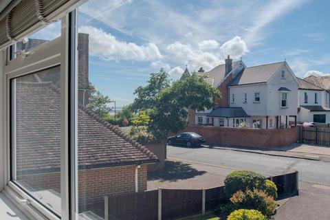 2 bedroom flat for sale, Theobalds Road, Leigh-On-Sea SS9