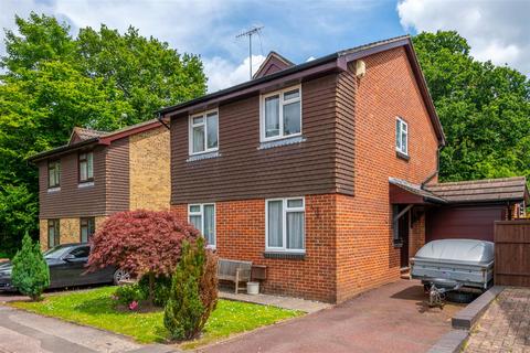 3 bedroom detached house for sale, Rossmore Close, Crawley