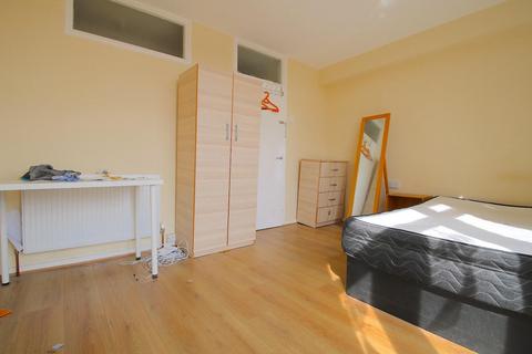 3 bedroom flat to rent, Wentworth Mews, London E3