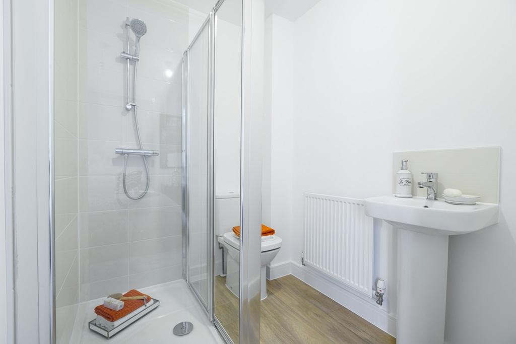 Modern en-suite shower room