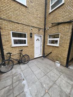 2 bedroom maisonette to rent, Longley Road, London SW17