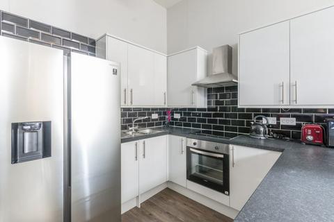 4 bedroom flat to rent, 15P – Montague Street, Edinburgh, EH8 9QS