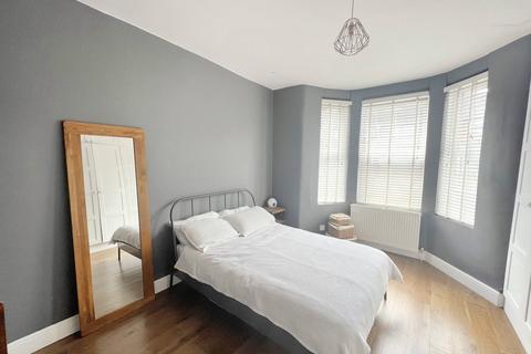 2 bedroom flat to rent, Engleheart Road, London SE6